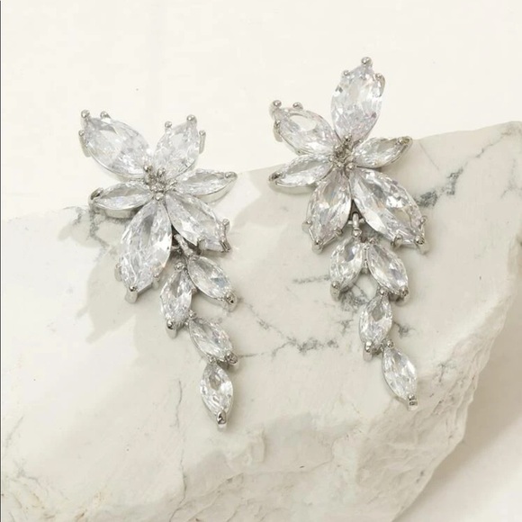 EARRINGS | Rhinestone Flower Burst NWT. - Picture 1 of 4